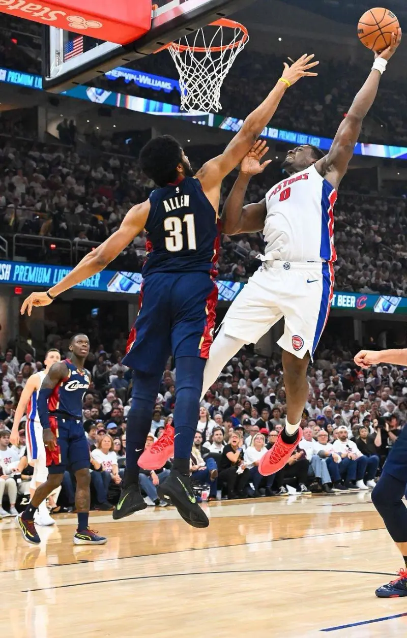 500网官网首页-举火烧天！NBA官方晒杜伦单臂隔扣阿伦的定格画面